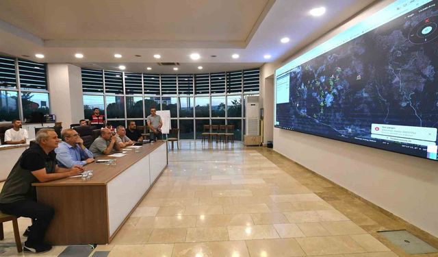 Sındırgı'daki orman yangınına müdahale aralıksız sürüyor