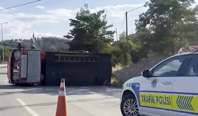 Sinop'ta bariyere çarpan söndürme aracı yan yattı: 1 yaralı