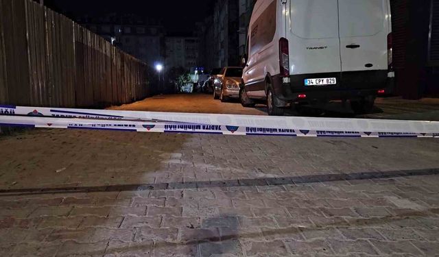 Sultangazi'de inşaat sahasında toprak kayınca yolda çatlama meydana geldi