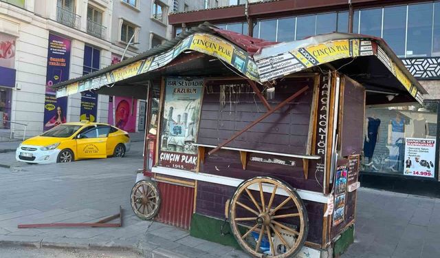 Tarihi büfe otobüs çarpmasıyla hasar gördü