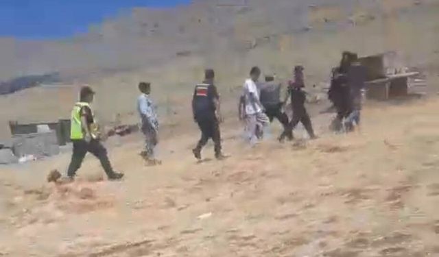 Taşlı saldırıdan kurtulmak için traktörü grubun üzerine süren şahıs tutuklandı