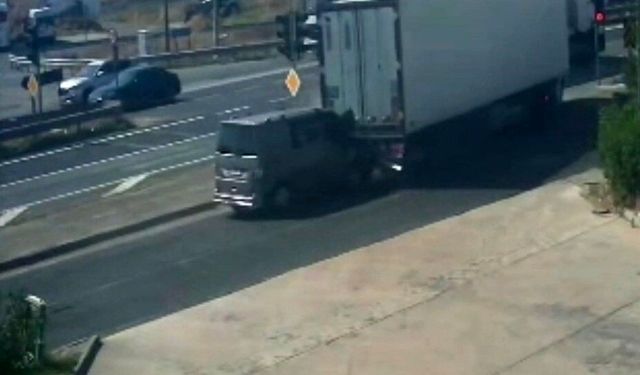 Tekirdağ'da feci kaza: Kırmızı ışıkta bekleyen tıra çarptı