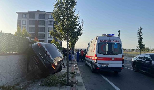 Tekirdağ'da kaldırımı aşan otomobil duvarda yan durdu