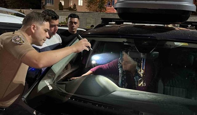 Yaşlı kadın araçta kilitli kaldı: Ekipler ve vatandaşlar seferber oldu