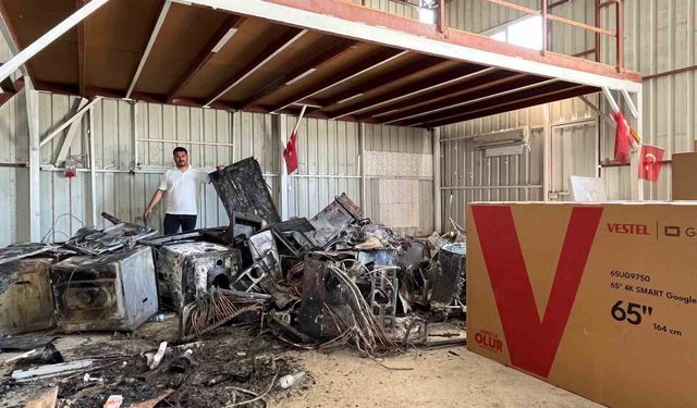 Yetkili servisin önündeki beyaz eşyalar ardı ardında patlayarak alevlere teslim oldu