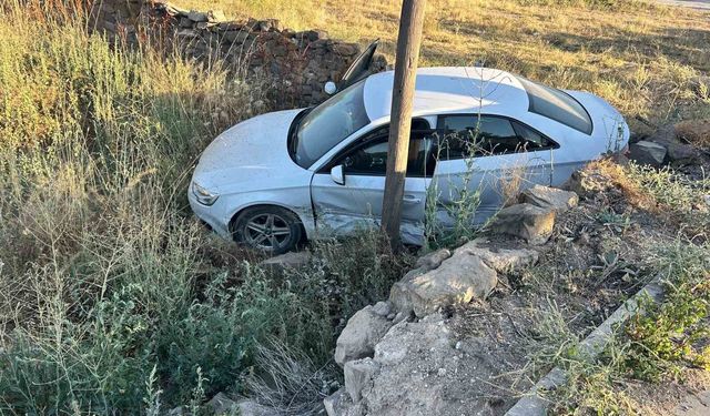 Yoldan çıkan otomobil, araziye girdi: 2 yaralı