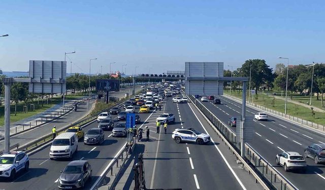 Zeytinburnu'nda panelvan araç alev alev yandı