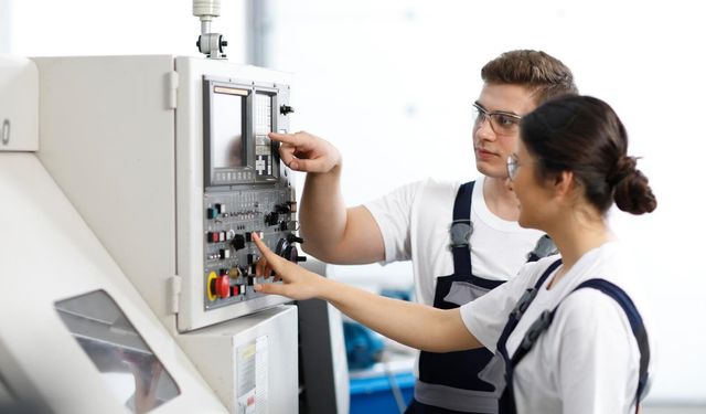 Coşkunöz Eğitim Vakfı, İmalat Teknolojileri Teknik Eğitim Programı ile gençleri geleceğin üretim teknolojilerine hazırlı