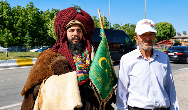 Selçuklu kıyafetini giyip Konya’dan Ahlat’a geldi!