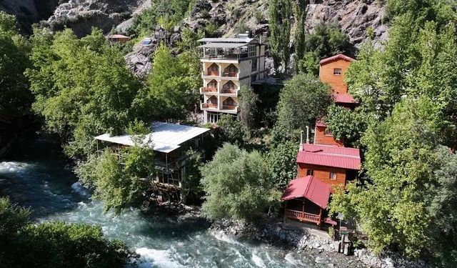 Kanyonun arasında gelir kapısı buldular 'Halk fırsata çeviriyor'