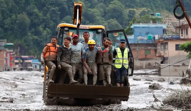 Nepal’de sel felaketi büyüyor: 910 kayıp, en az 392 ölü