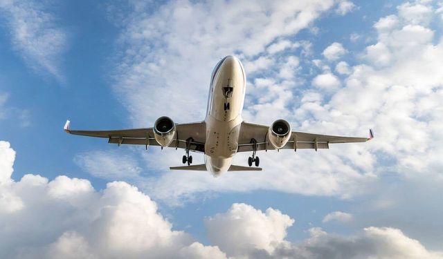 Yolcu uçağında dizüstü bilgisayar alev aldı