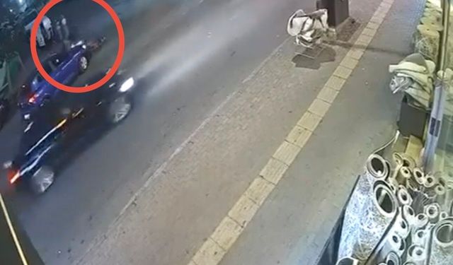 Otomobil önüne çıktı: Motokurye çarpıp devrildi
