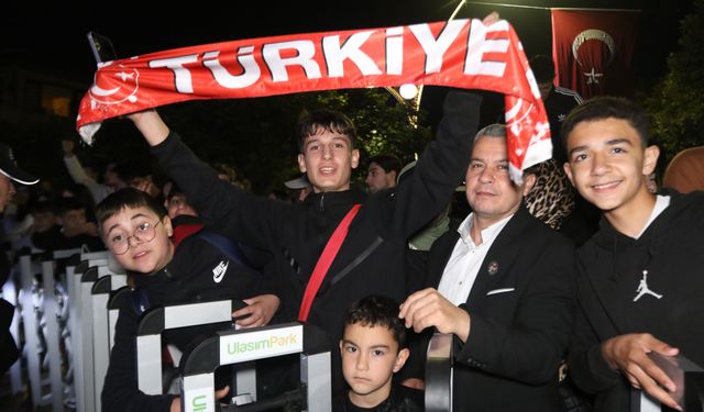 Fransa maçı öncesi Millilere coşkulu karşılama