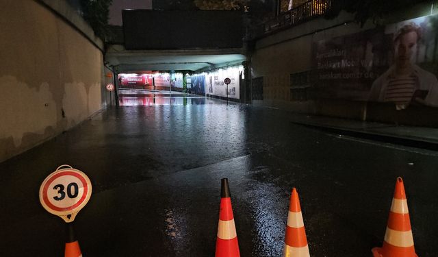 İstanbul’da sağanak bastırdı: Zincirlikuyu alt geçidini su bastı