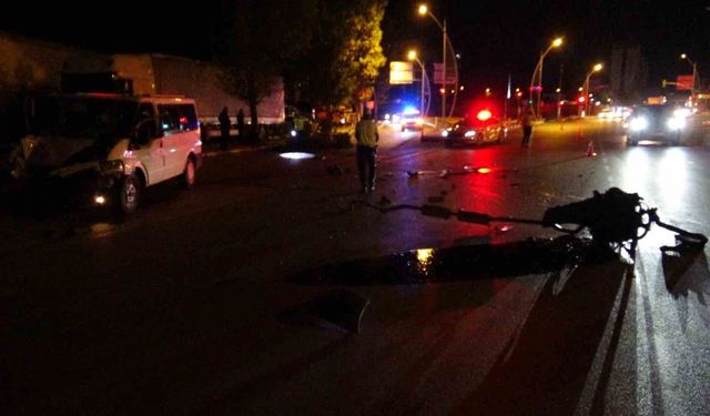 Ağaca çarpan minibüsün motoru yola fırladı: 2 yaralı