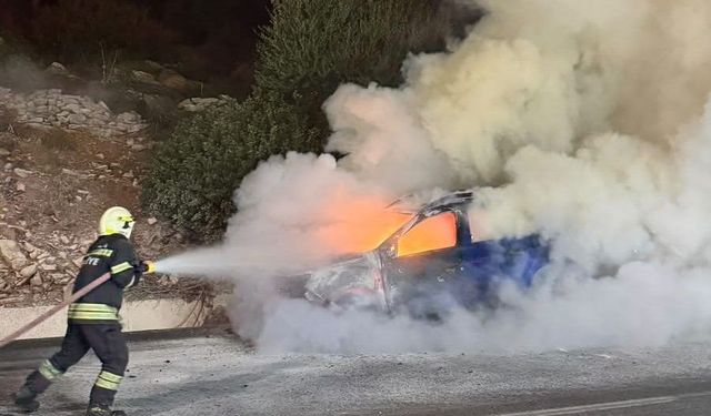Alev alan otomobil kullanılamaz hale geldi
