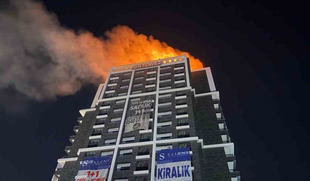 Ankara'da bir binanın çatısında yangın çıktı