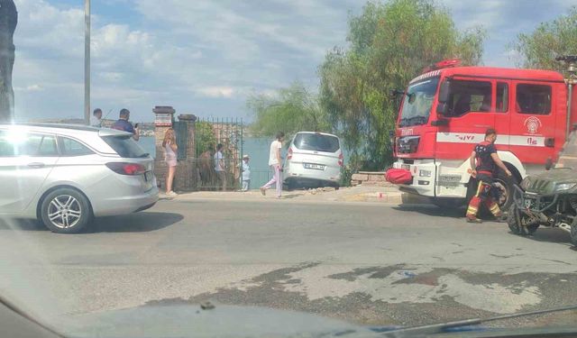 Ayvalık'ta otomobil bahçeye girdi, korkulan olmadı