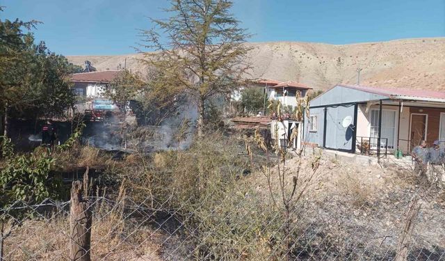 Bahçesindeki otları yakan yaşlı adam alevler arasında kalarak öldü