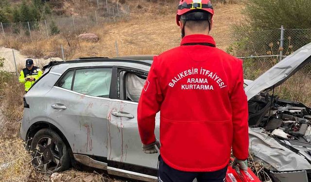 Balıkesir'de takla atan araçtaki 3 kişi yaralandı