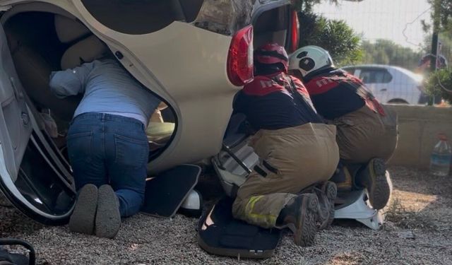 Bayındır'da otomobil seraya devrildi: 3 yaralı