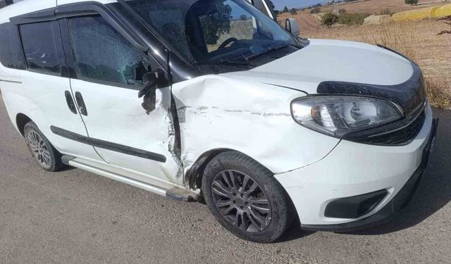 Bilecik'te hafifi ticari araç ile motosiklet çarpıştı, 1 kişi yaralandı