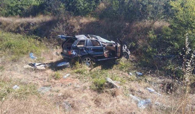 Bilecik'te otomobil refüje çarptı: 2 yaralı