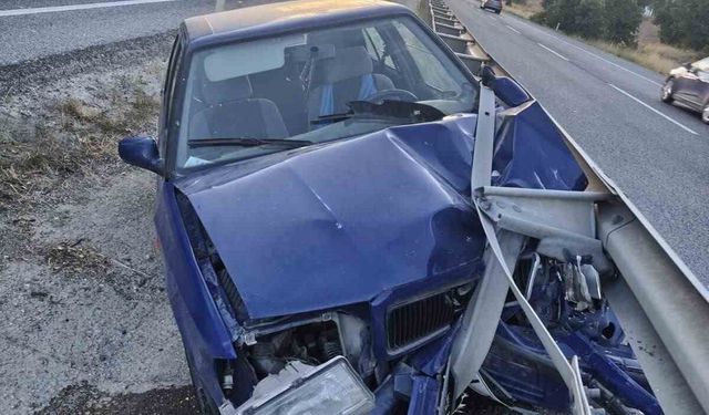 Bilecik'te otomobil refüje çarptı: 7 kişi yaralandı