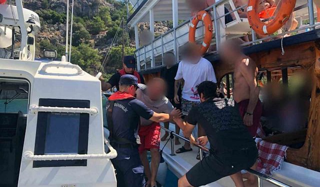 Boğulma tehlikesi yaşayan bir kişi Sahil Güvenlik tarafından denizden tahliye edildi