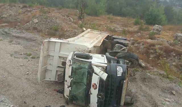 Bolu'da hafriyat kamyonu şarampole devrildi: 1 yaralı