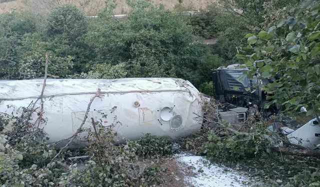 Bolu'da tır devrildi: 1 ölü, 1 yaralı
