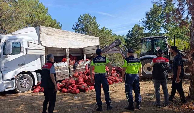 Bursa’da 8 tonluk midye operasyonu: Belgesiz taşınan ürünler imha edildi