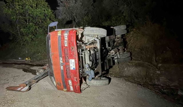 Bursa’da iş makinesi devrildi: Sürücü camdan çıkarıldı