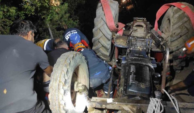 Devrilen traktörün altında kalan sürücü kurtarıldı