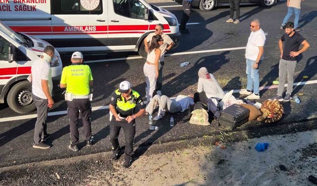Direksiyon hakimiyetini kaybetti, karşı şeritteki iki otomobile çarptı: 1 ölü, 7 yaralı