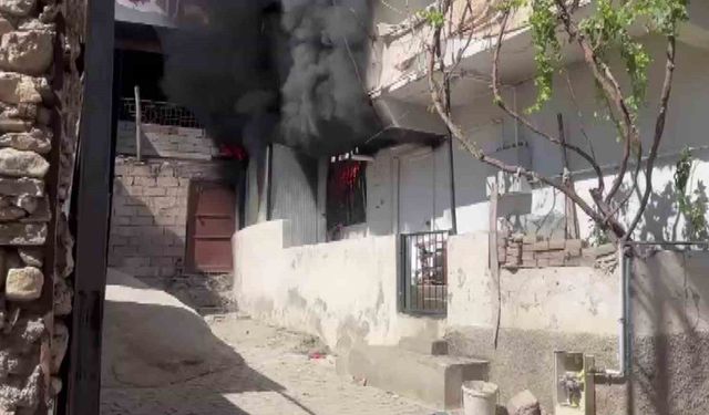 Diyarbakır'da ev alevlere teslim oldu