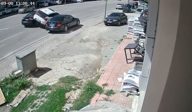 Elazığ'da bir gün arayla aynı yerde 2 kaza kameralara yansıdı