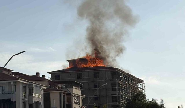 Elazığ'da çatı yangını paniğe neden oldu