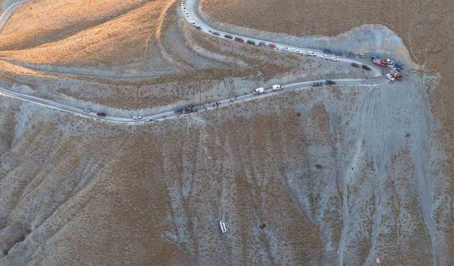 Elazığ'da minibüsün yuvarlandığı uçurum ve kurtarma çalışmaları dronla görüntülendi