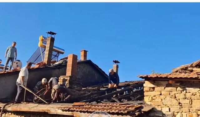 Emet'teki köy fırınında başlayan yangın çevre binalara sıçramadan söndürüldü