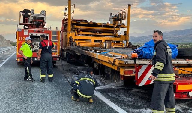 Erzincan'da seyir halindeki tırın dorsesi yandı