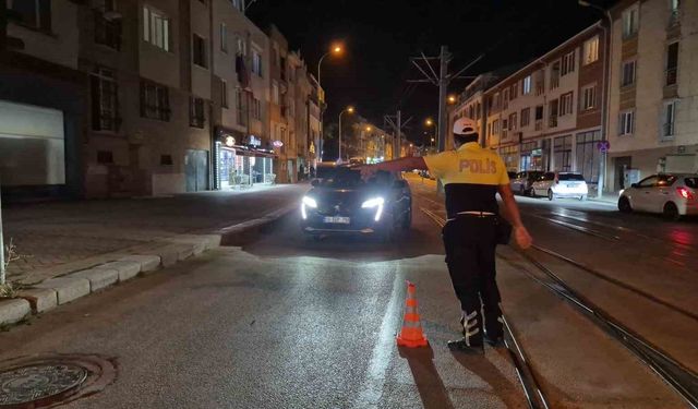 Eskişehir'de 25 polis ekibinin katılımı ile asayiş ve trafik uygulaması