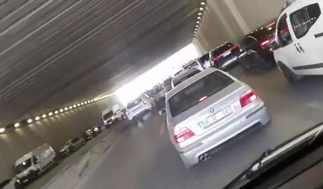Etimesgut'ta 5 aracın karıştığı zincirleme kaza meydana geldi