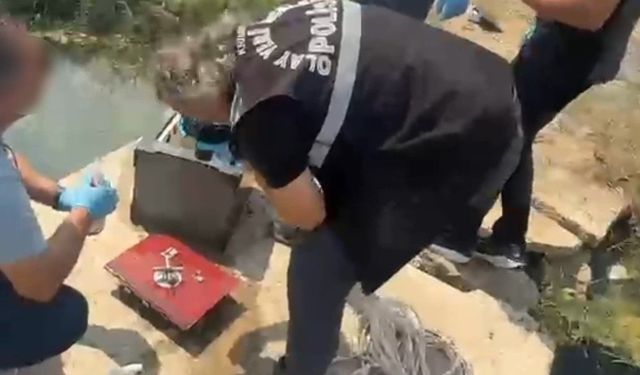 Evden çaldıkları çelik kasaları dereye attılar, altınları motosiklet koltuğuna sakladılar