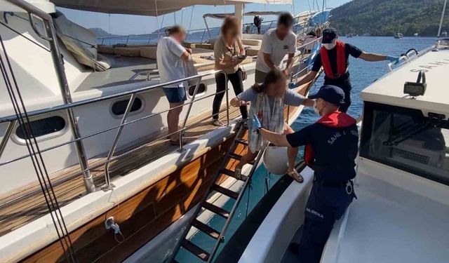 Fethiye'de gezi teknelerinde yaralanan iki kişiye tıbbi tahliye gerçekleştirildi