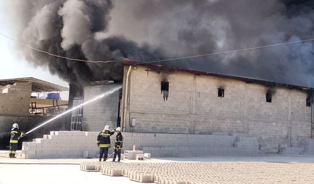Gaziantep'te atık yağ tesisinde yangın: Ekiplerin müdahalesi sürüyor