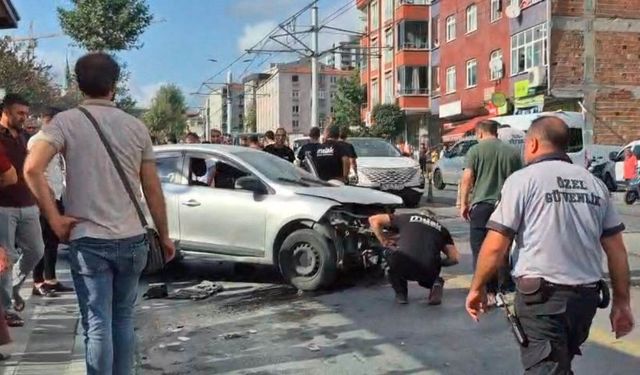 Güngören'de otomobil kaldırıma çıktı: 2 yayaya çarptı