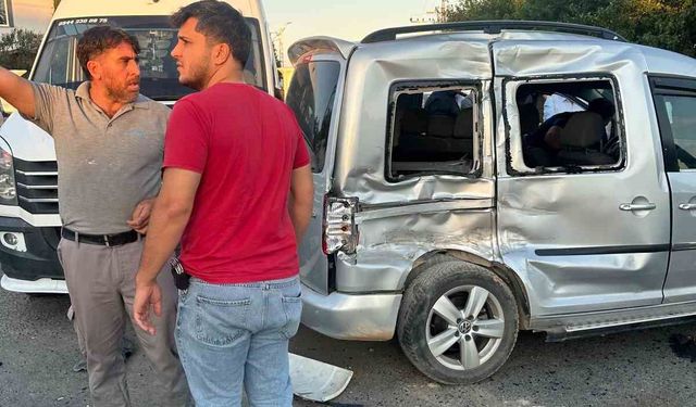 Hafif ticari araç ile kamyon çarpıştı: 3 yaralı