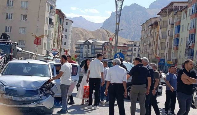 Hakkari'de iki araç çarpıştı: 1 yaralı